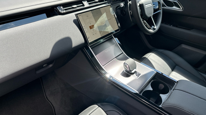 Land Rover Range Rover Velar 3.0 D300 MHEV Belgravia Edition 5dr Auto Diesel Estate - Image 39